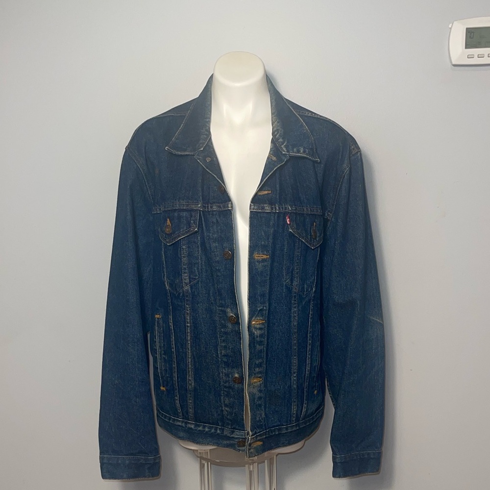 Levi’s Mens Denim trucker jacket. Size 44L. 71506-0216. Date code 101. Vintage